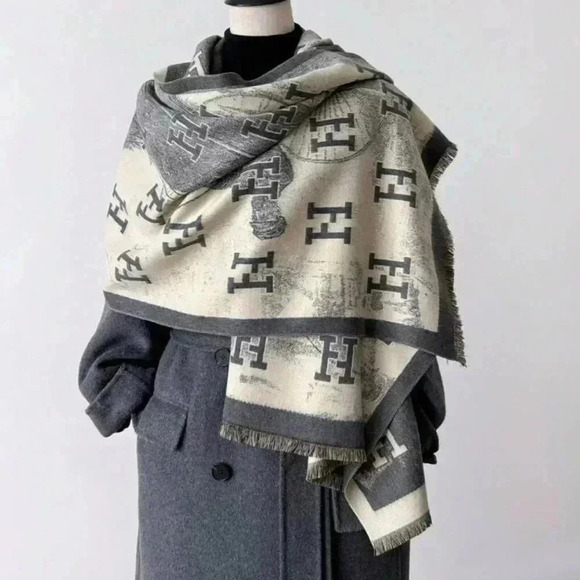 Beautiful Scarf New in Package - Picture 4 of 9